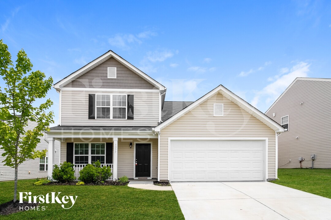 1377 Aurora Glen Dr in Rural Hall, NC - Building Photo