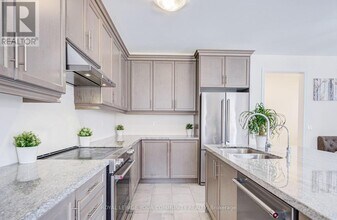 290 Silk Twist Dr in East Gwillimbury, ON - Building Photo - Building Photo