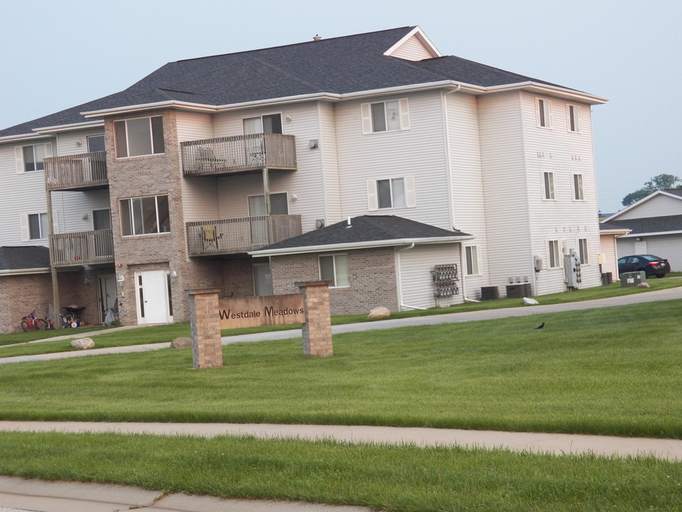 Westdale Meadows in Fairfax, IA - Foto de edificio