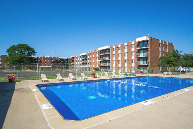 Riverwood Apartment Homes in Lansing, IL - Foto de edificio - Building Photo