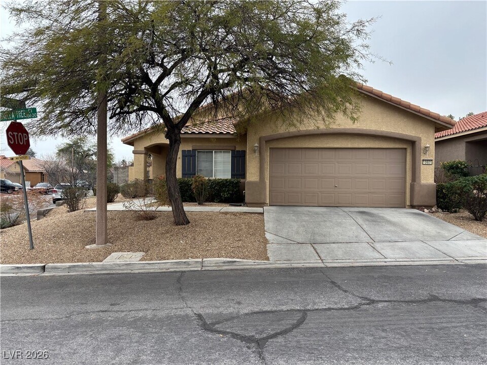 10601 Umbrella Tree Ct in Las Vegas, NV - Building Photo