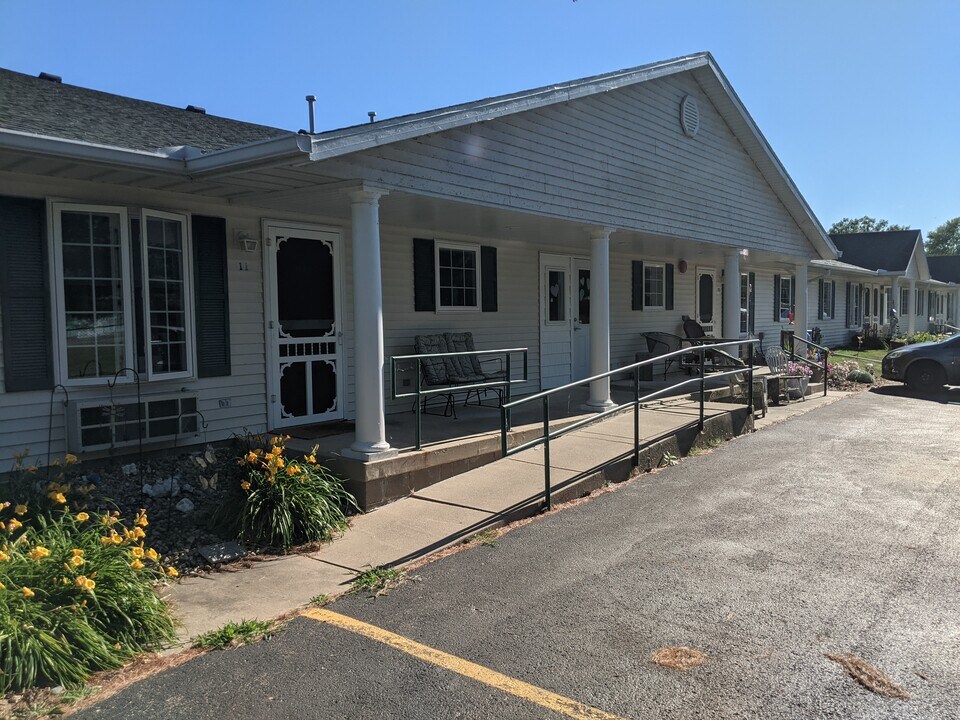700 N Runkle St in Hanna City, IL - Foto de edificio