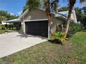 1250 Riverbend Dr in La Belle, FL - Building Photo