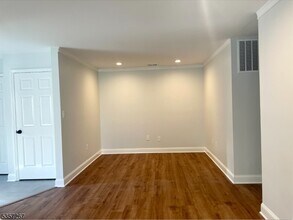 194 Mary Ct in Bridgewater, NJ - Building Photo - Building Photo