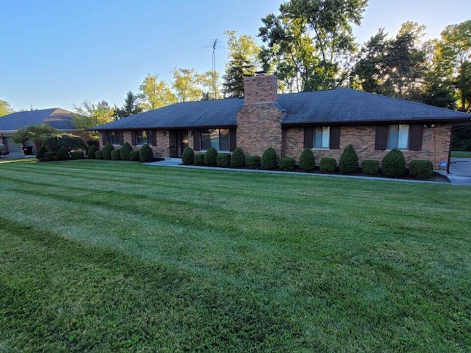 145 Marbrook Dr in Dayton, OH - Building Photo