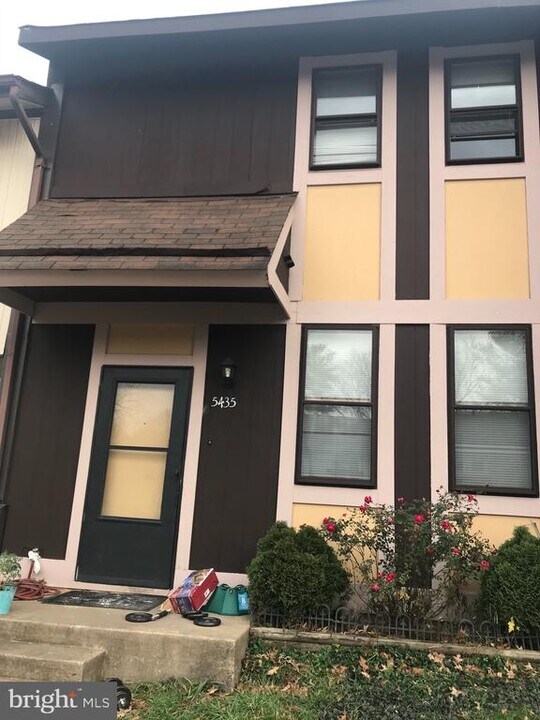 5435 Crossrail Dr in Burke, VA - Building Photo