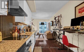 352 Front St W in Toronto, ON - Building Photo - Building Photo
