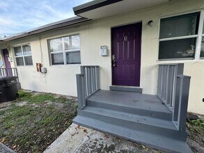 907 8th St in West Palm Beach, FL - Building Photo - Building Photo