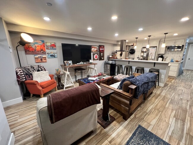 212 5th St NE, Unit 2 in Washington, DC - Foto de edificio - Building Photo