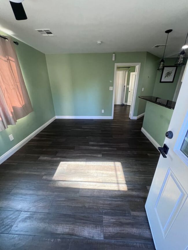 28823 Kenroy Ave in Santa Clarita, CA - Foto de edificio - Building Photo