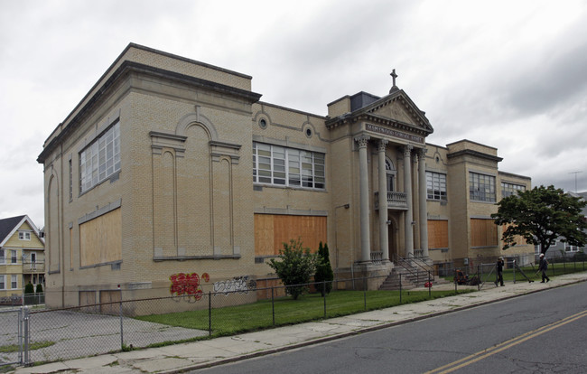 St. Patrick's School Apartments in Bridgeport, CT - Foto de edificio - Building Photo