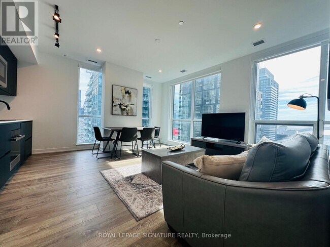 327 King St W in Toronto, ON - Building Photo - Building Photo