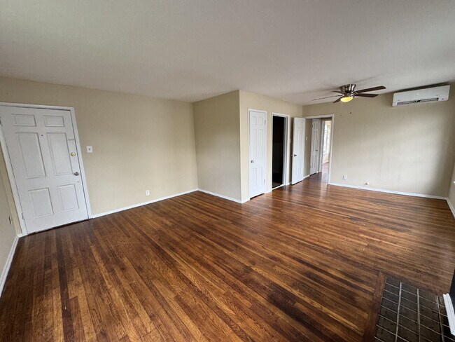 944 W Huisache Ave in San Antonio, TX - Building Photo - Building Photo