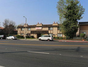 Woodman Court in Van Nuys, CA - Building Photo - Building Photo