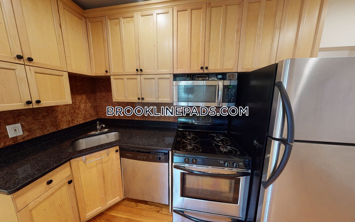 73 Thatcher St in Brookline, MA - Building Photo