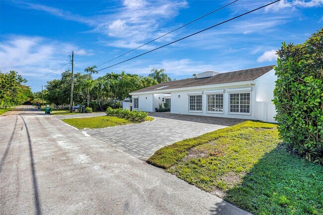 6841 SW 71st Ave in Miami, FL - Building Photo - Building Photo