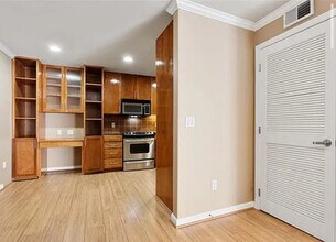 5006 Baltimore Ave, Unit 205 in Kansas City, MO - Building Photo - Building Photo