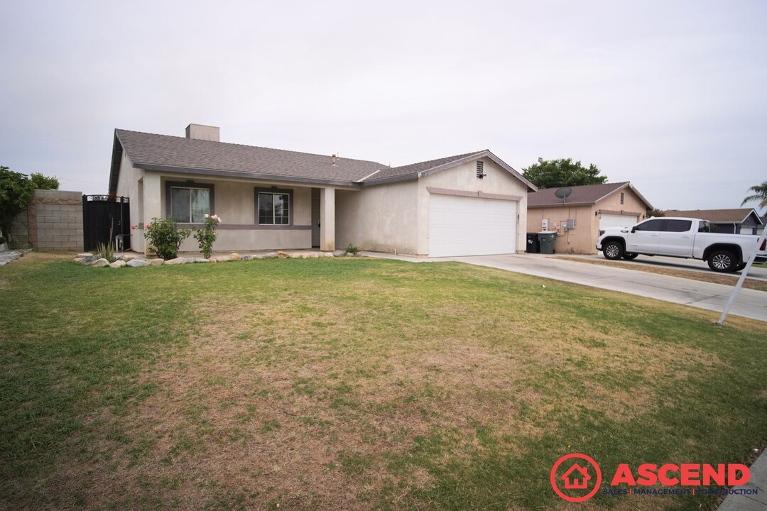 1011 Deer Ridge Dr in Bakersfield, CA - Foto de edificio