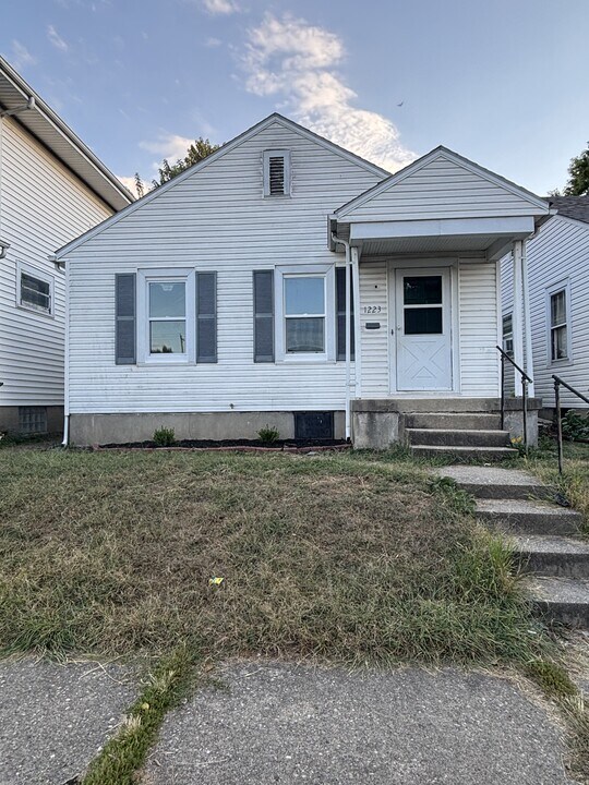 1223 Campbell Ave in Hamilton, OH - Building Photo