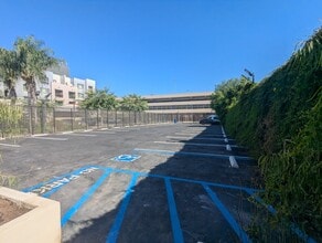 14411 Vanowen St. in Van Nuys, CA - Foto de edificio - Building Photo