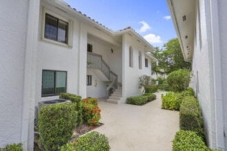 100 Pelican Pointe Dr in Delray Beach, FL - Foto de edificio - Building Photo