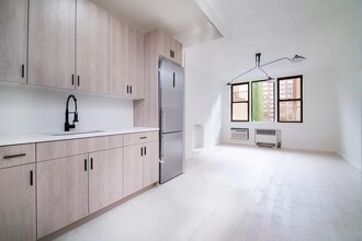 227 W 20th St, Unit 5D in New York, NY - Building Photo - Building Photo