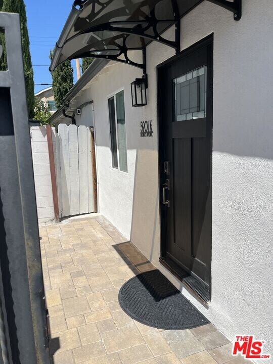 5901 1/2 Encino Ave in Los Angeles, CA - Foto de edificio