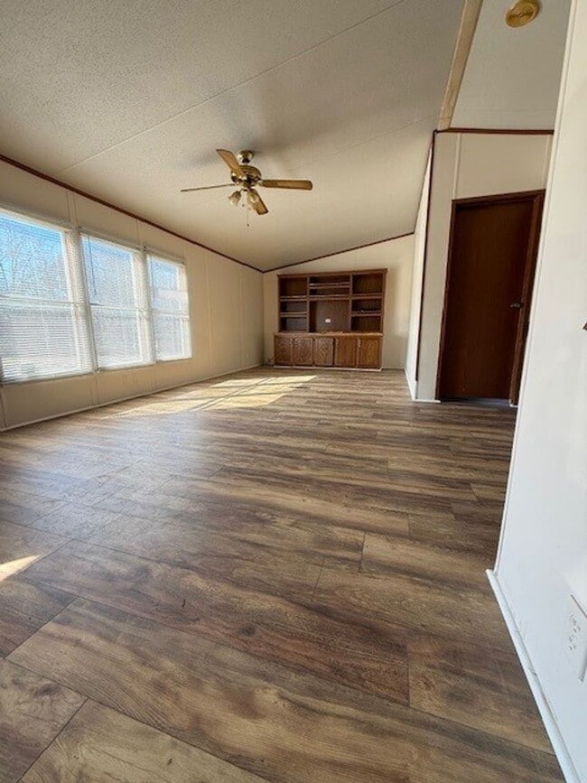 1157 Rossview Rd in Clarksville, TN - Building Photo - Building Photo