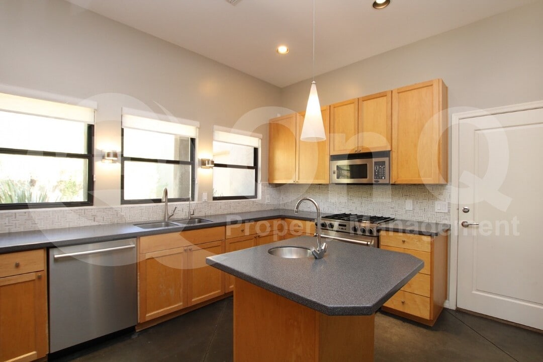5844 E Carefree Mountain Dr in Carefree, AZ - Building Photo