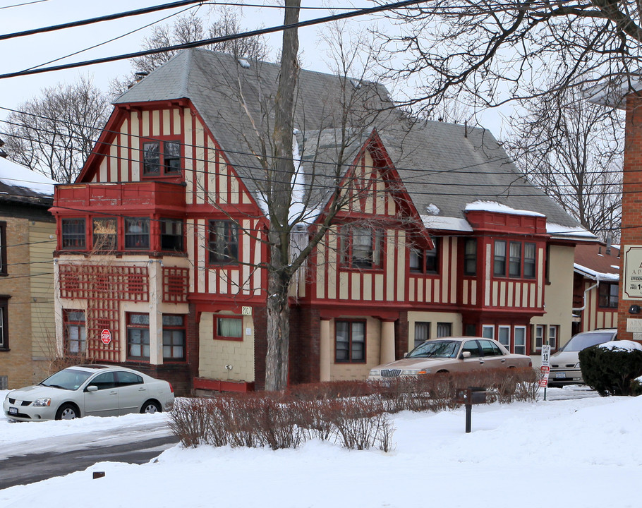 2017 E Genesee St in Syracuse, NY - Foto de edificio