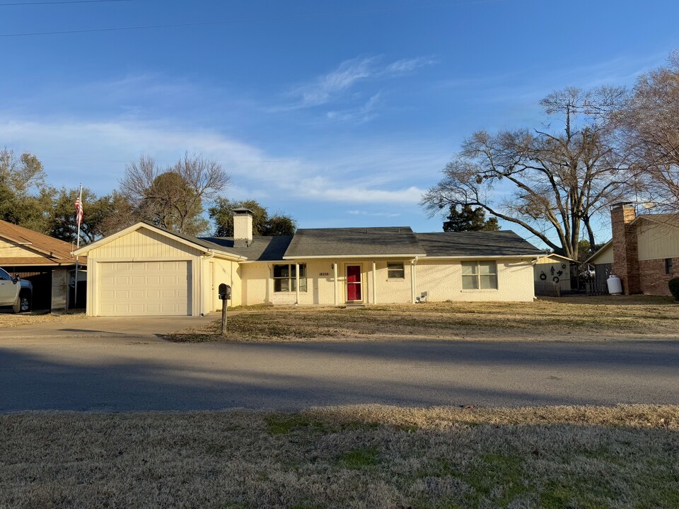 18250 Shore Dr in Kemp, TX - Building Photo