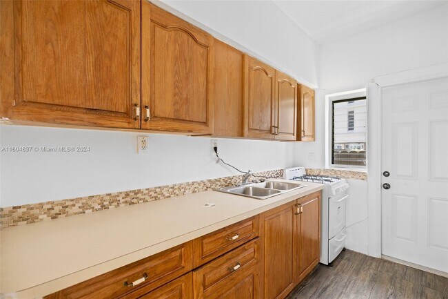 8135 Crespi Blvd, Unit 3 in Miami Beach, FL - Building Photo - Building Photo