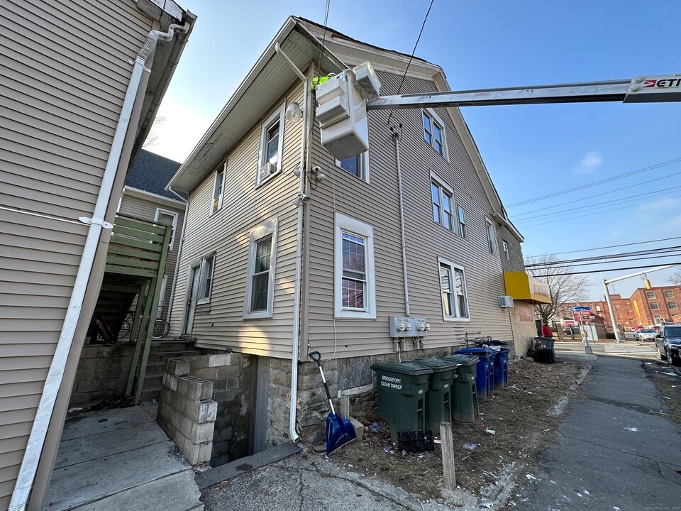 938 Connecticut Ave in Bridgeport, CT - Building Photo