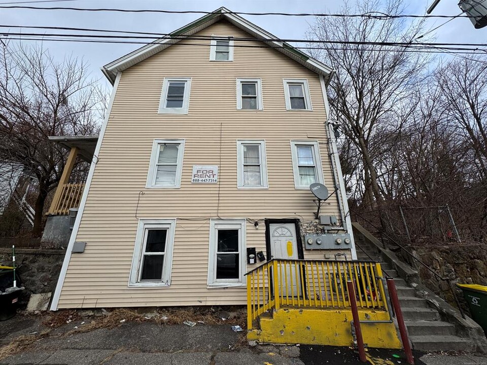 225 Bishop St in Waterbury, CT - Building Photo