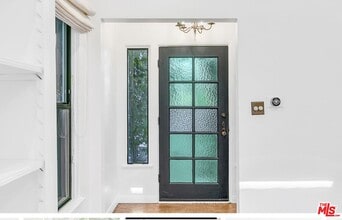 1125 1/2 Glenville Dr in Los Angeles, CA - Building Photo - Building Photo