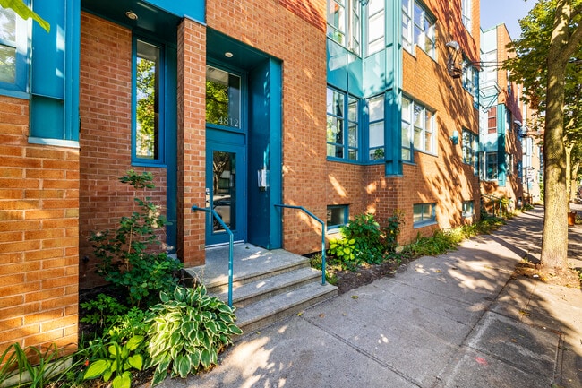 4852 Saint-Dominique Rue