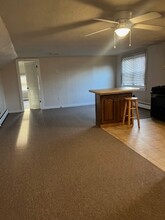 37 Peckham Ave, Unit 2 in North Providence, RI - Foto de edificio - Building Photo