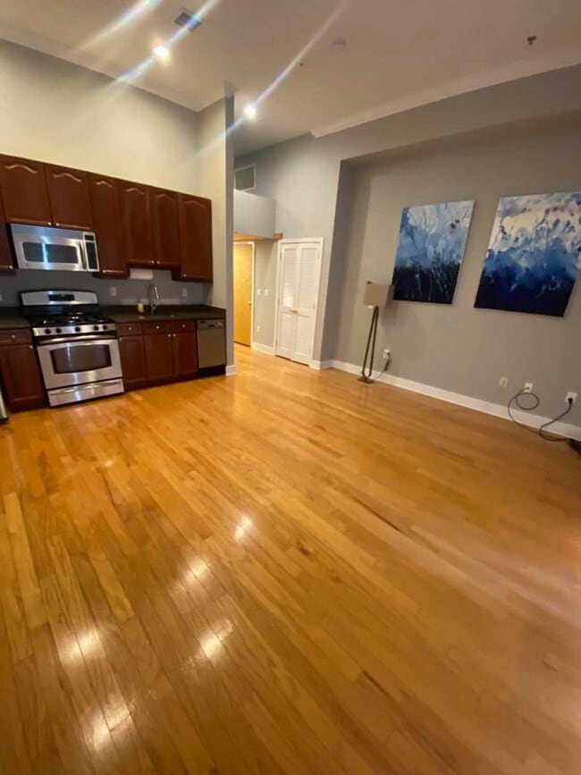 61 Grand St, Unit 1E in Jersey City, NJ - Foto de edificio - Building Photo