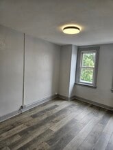 320 W Main St, Unit #1 in Norristown, PA - Foto de edificio - Building Photo