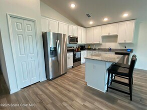 1186 Dania Cir in Palm Bay, FL - Foto de edificio - Building Photo