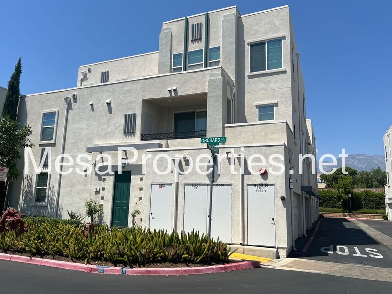 127 Macintosh Way in Upland, CA - Building Photo