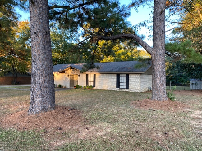 6408 Bel Air Dr in Texarkana, TX - Foto de edificio - Building Photo