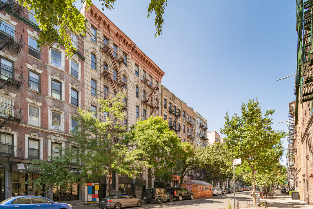 204 E Seventh St in New York, NY - Foto de edificio