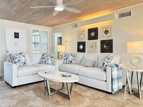 2823 Gulf of Mexico Dr in Longboat Key, FL - Building Photo - Building Photo