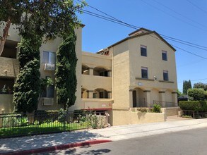 Tuscan Villas Apartments in Santa Ana, CA - Foto de edificio - Building Photo