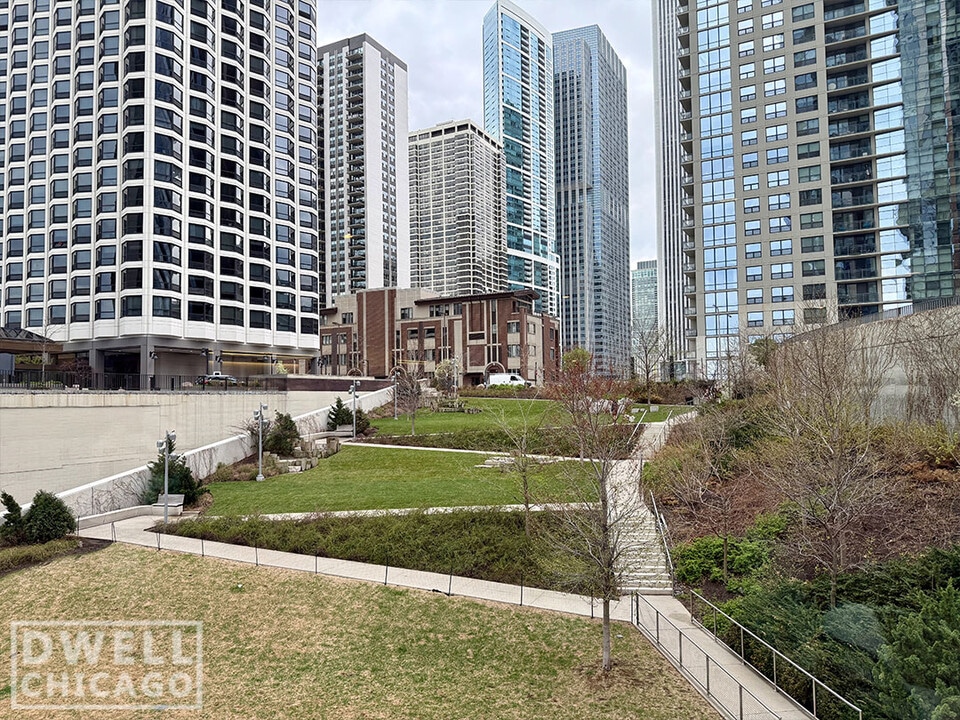 460 E Waterside Dr, Unit 1 in Chicago, IL - Building Photo