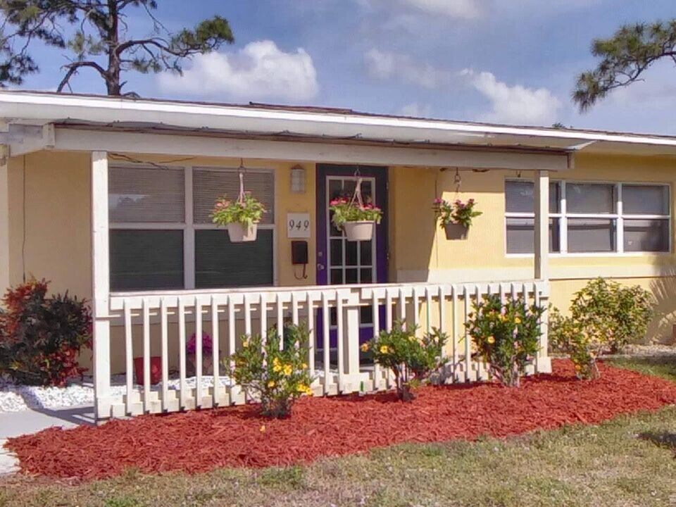 949 Gregory St E in Lehigh Acres, FL - Building Photo