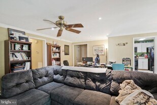 9244 Cardinal Forest Ln in Lorton, VA - Building Photo