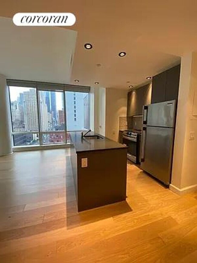 306 W 48th St in New York, NY - Building Photo - Building Photo