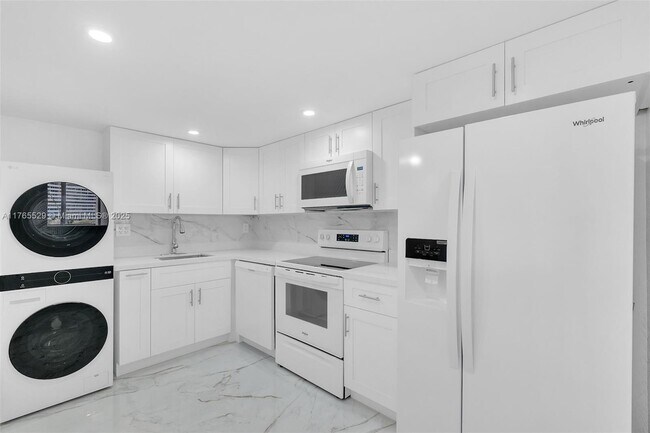 1865 Brickell Ave, Unit A804 in Miami, FL - Foto de edificio - Building Photo